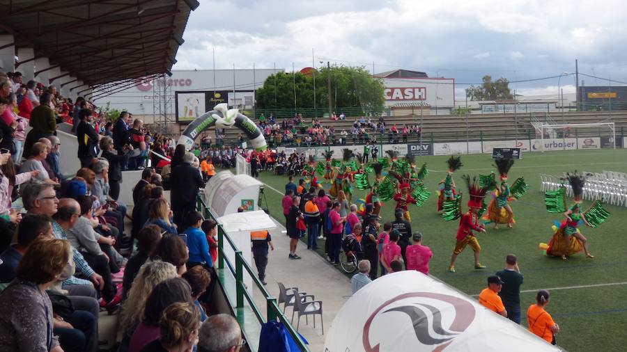 Después de conocer y acomodarse en la que será su residencia hasta el viernes, el pabellón Antonio Jara, y de tomar parte en las primeras actividades programadas, los participantes en la convivencia final de los XXXV Jedes, los Juegos Extremeños del Deporte Especial, se trasladaron al campo municipal de deportes para ser protagonistas de una gala inaugural muy emotiva plena de colorido, música y animación. Al inicio se guardó un minuto de silencio por la mujer que falleció horas antes atropellada por un tren.