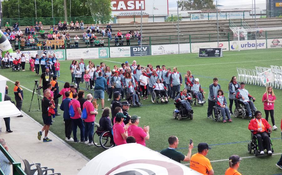 Después de conocer y acomodarse en la que será su residencia hasta el viernes, el pabellón Antonio Jara, y de tomar parte en las primeras actividades programadas, los participantes en la convivencia final de los XXXV Jedes, los Juegos Extremeños del Deporte Especial, se trasladaron al campo municipal de deportes para ser protagonistas de una gala inaugural muy emotiva plena de colorido, música y animación. Al inicio se guardó un minuto de silencio por la mujer que falleció horas antes atropellada por un tren.
