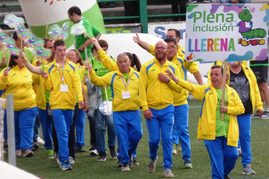 Después de conocer y acomodarse en la que será su residencia hasta el viernes, el pabellón Antonio Jara, y de tomar parte en las primeras actividades programadas, los participantes en la convivencia final de los XXXV Jedes, los Juegos Extremeños del Deporte Especial, se trasladaron al campo municipal de deportes para ser protagonistas de una gala inaugural muy emotiva plena de colorido, música y animación. Al inicio se guardó un minuto de silencio por la mujer que falleció horas antes atropellada por un tren.