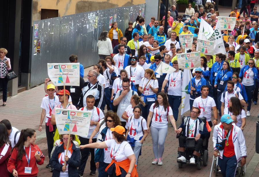 «¿Os ha gustado? ¿Lo habéis pasado bien? Pues el año que viene ¡más y mejor!». Así se despedía Joel, en representación del Taller Ocupacional, de los cientos de deportistas de toda la región reunidos el viernes en el parque municipal en la clausura de los 35º Jedes, los Juegos Extremeños del Deporte Especial que se han celebrado en Navalmoral. El acto en el parque fue el colofón del Cross de la Amistad que tradicionalmente cierra los Jedes.
