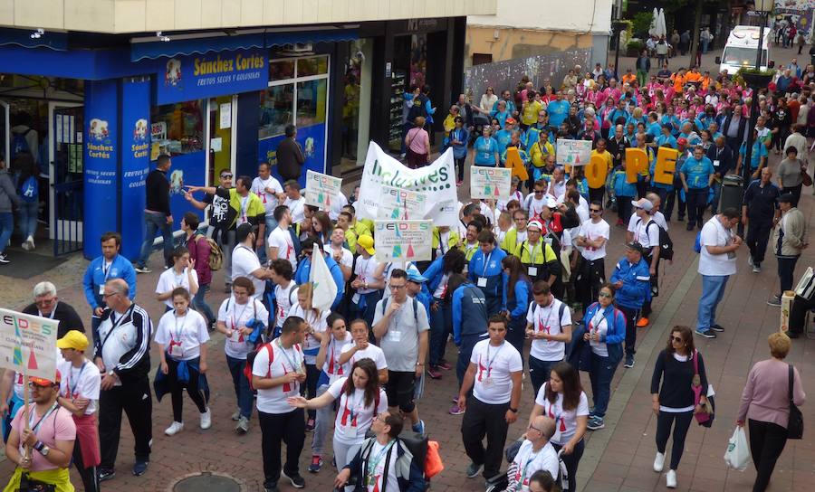 «¿Os ha gustado? ¿Lo habéis pasado bien? Pues el año que viene ¡más y mejor!». Así se despedía Joel, en representación del Taller Ocupacional, de los cientos de deportistas de toda la región reunidos el viernes en el parque municipal en la clausura de los 35º Jedes, los Juegos Extremeños del Deporte Especial que se han celebrado en Navalmoral. El acto en el parque fue el colofón del Cross de la Amistad que tradicionalmente cierra los Jedes.