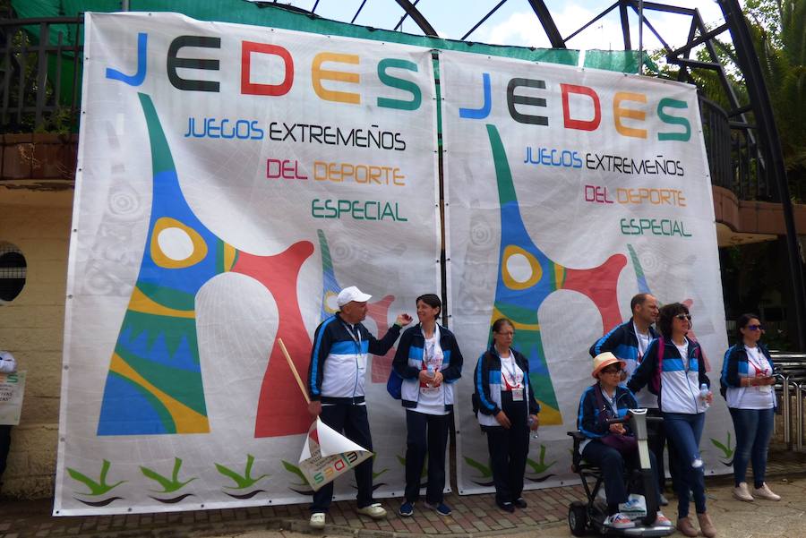 «¿Os ha gustado? ¿Lo habéis pasado bien? Pues el año que viene ¡más y mejor!». Así se despedía Joel, en representación del Taller Ocupacional, de los cientos de deportistas de toda la región reunidos el viernes en el parque municipal en la clausura de los 35º Jedes, los Juegos Extremeños del Deporte Especial que se han celebrado en Navalmoral. El acto en el parque fue el colofón del Cross de la Amistad que tradicionalmente cierra los Jedes.