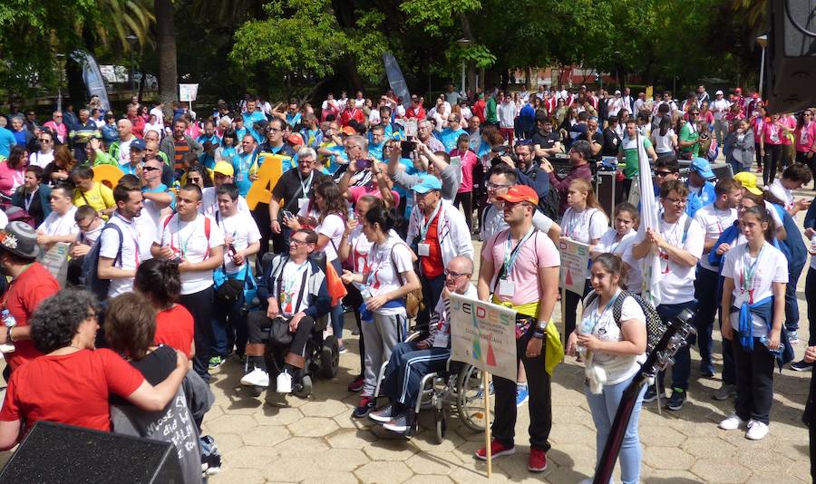 «¿Os ha gustado? ¿Lo habéis pasado bien? Pues el año que viene ¡más y mejor!». Así se despedía Joel, en representación del Taller Ocupacional, de los cientos de deportistas de toda la región reunidos el viernes en el parque municipal en la clausura de los 35º Jedes, los Juegos Extremeños del Deporte Especial que se han celebrado en Navalmoral. El acto en el parque fue el colofón del Cross de la Amistad que tradicionalmente cierra los Jedes.
