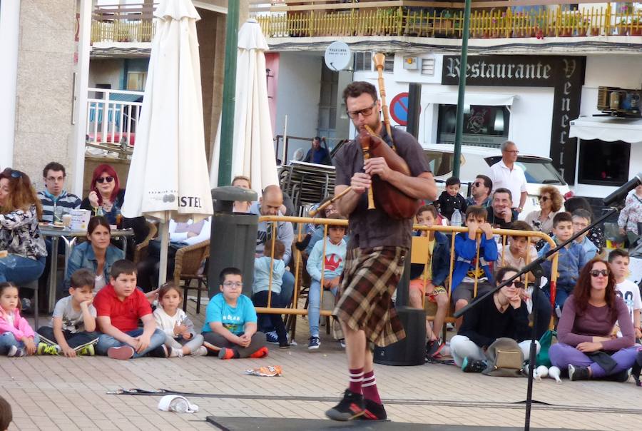 Los saludos entusiastas al público, las sonrisas y los abrazos de los usuarios del Taller Ocupacional que recibieron el Premio Nosolocirco 2019 pusieron la nota emotiva en la clausura del VIII Festival de Circo Contemporáneo de Extremadura, que se celebró durante el fin de semana en Navalmoral, Talayuela y Jarandilla de la Vera. Este es un resumen fotográfico de 13 espectáculos protagonizados por una decena de compañías de toda España.