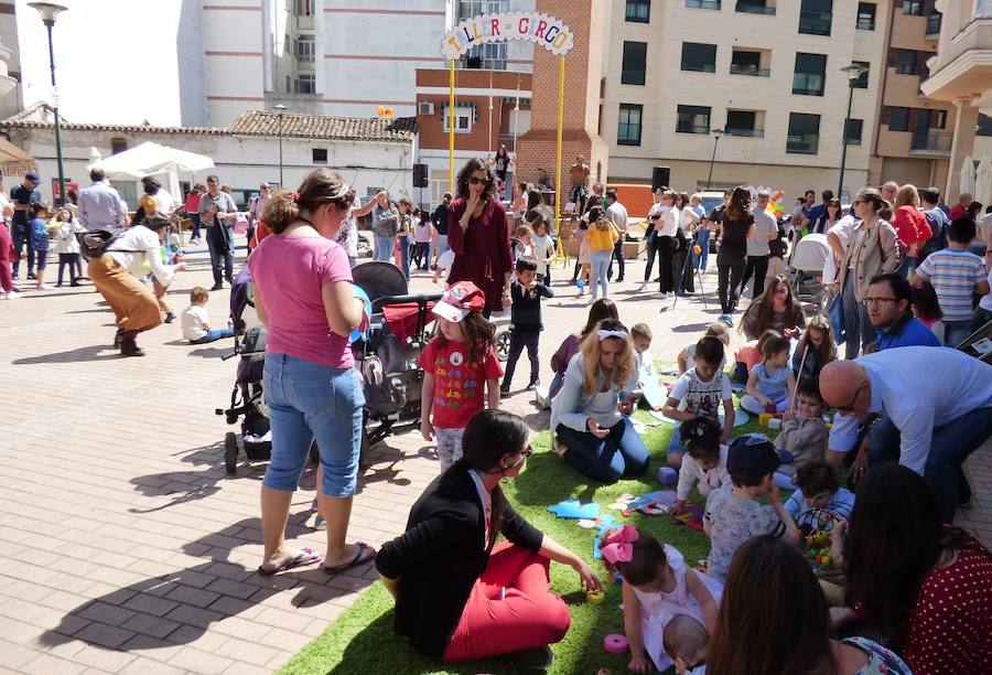 Los saludos entusiastas al público, las sonrisas y los abrazos de los usuarios del Taller Ocupacional que recibieron el Premio Nosolocirco 2019 pusieron la nota emotiva en la clausura del VIII Festival de Circo Contemporáneo de Extremadura, que se celebró durante el fin de semana en Navalmoral, Talayuela y Jarandilla de la Vera. Este es un resumen fotográfico de 13 espectáculos protagonizados por una decena de compañías de toda España.