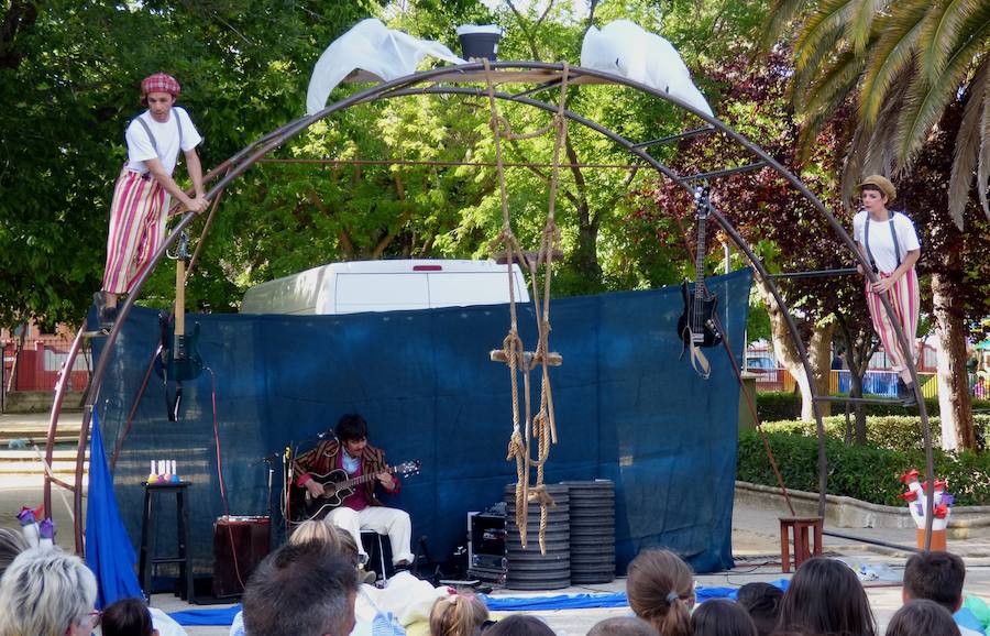 Los saludos entusiastas al público, las sonrisas y los abrazos de los usuarios del Taller Ocupacional que recibieron el Premio Nosolocirco 2019 pusieron la nota emotiva en la clausura del VIII Festival de Circo Contemporáneo de Extremadura, que se celebró durante el fin de semana en Navalmoral, Talayuela y Jarandilla de la Vera. Este es un resumen fotográfico de 13 espectáculos protagonizados por una decena de compañías de toda España.