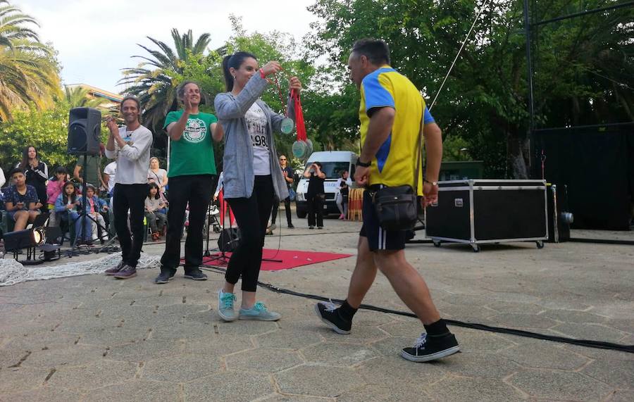 Los saludos entusiastas al público, las sonrisas y los abrazos de los usuarios del Taller Ocupacional que recibieron el Premio Nosolocirco 2019 pusieron la nota emotiva en la clausura del VIII Festival de Circo Contemporáneo de Extremadura, que se celebró durante el fin de semana en Navalmoral, Talayuela y Jarandilla de la Vera. Este es un resumen fotográfico de 13 espectáculos protagonizados por una decena de compañías de toda España.