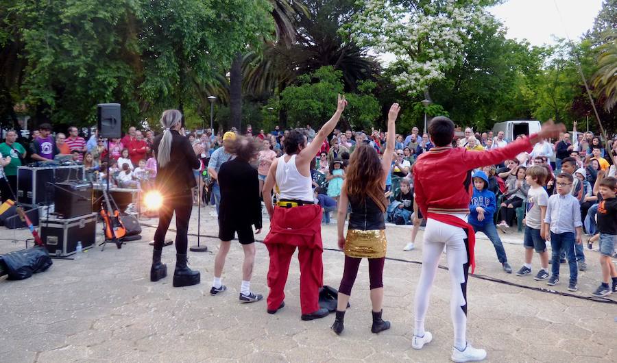 Los saludos entusiastas al público, las sonrisas y los abrazos de los usuarios del Taller Ocupacional que recibieron el Premio Nosolocirco 2019 pusieron la nota emotiva en la clausura del VIII Festival de Circo Contemporáneo de Extremadura, que se celebró durante el fin de semana en Navalmoral, Talayuela y Jarandilla de la Vera. Este es un resumen fotográfico de 13 espectáculos protagonizados por una decena de compañías de toda España.