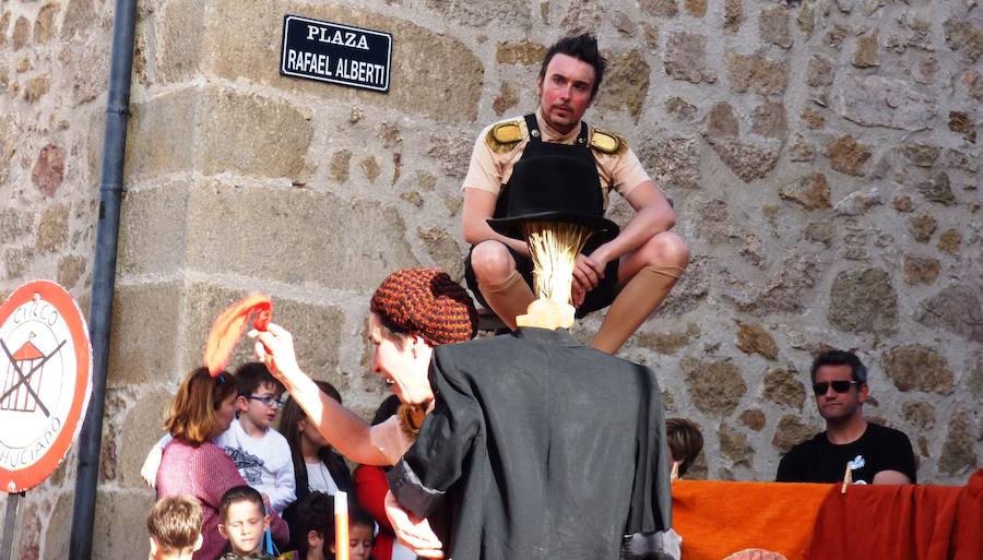 Los saludos entusiastas al público, las sonrisas y los abrazos de los usuarios del Taller Ocupacional que recibieron el Premio Nosolocirco 2019 pusieron la nota emotiva en la clausura del VIII Festival de Circo Contemporáneo de Extremadura, que se celebró durante el fin de semana en Navalmoral, Talayuela y Jarandilla de la Vera. Este es un resumen fotográfico de 13 espectáculos protagonizados por una decena de compañías de toda España.