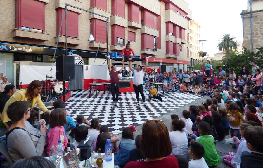 Los saludos entusiastas al público, las sonrisas y los abrazos de los usuarios del Taller Ocupacional que recibieron el Premio Nosolocirco 2019 pusieron la nota emotiva en la clausura del VIII Festival de Circo Contemporáneo de Extremadura, que se celebró durante el fin de semana en Navalmoral, Talayuela y Jarandilla de la Vera. Este es un resumen fotográfico de 13 espectáculos protagonizados por una decena de compañías de toda España.