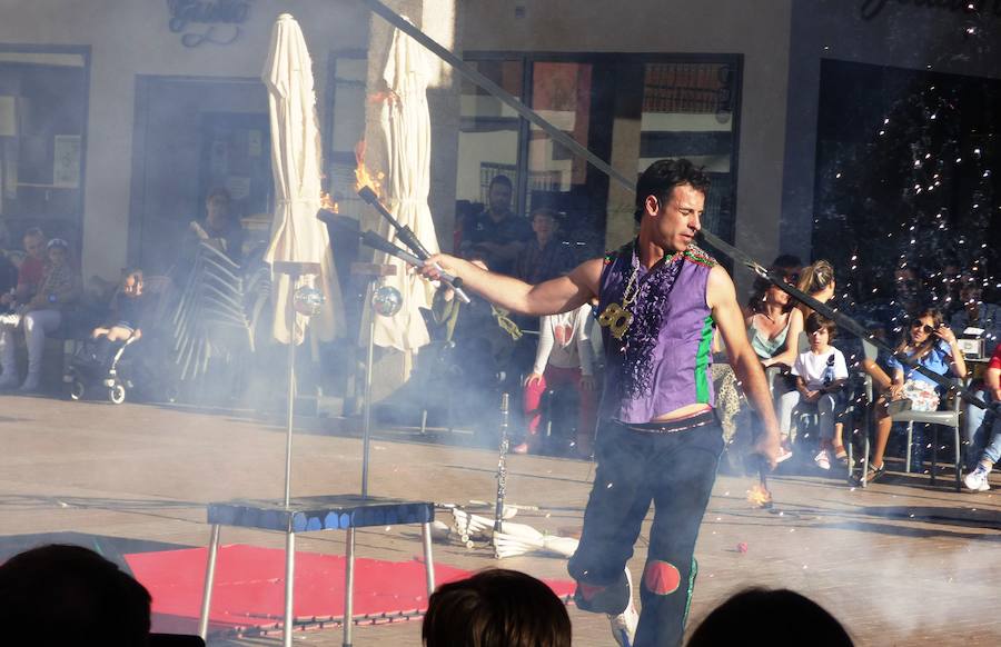 Los saludos entusiastas al público, las sonrisas y los abrazos de los usuarios del Taller Ocupacional que recibieron el Premio Nosolocirco 2019 pusieron la nota emotiva en la clausura del VIII Festival de Circo Contemporáneo de Extremadura, que se celebró durante el fin de semana en Navalmoral, Talayuela y Jarandilla de la Vera. Este es un resumen fotográfico de 13 espectáculos protagonizados por una decena de compañías de toda España.