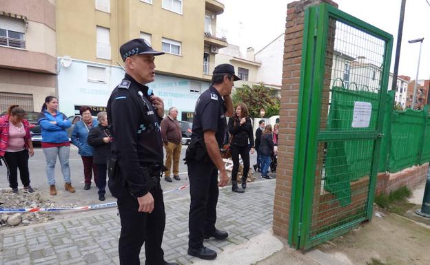 Agentes de la Policía Local a las puertas del colegio Campo Arañuelo 