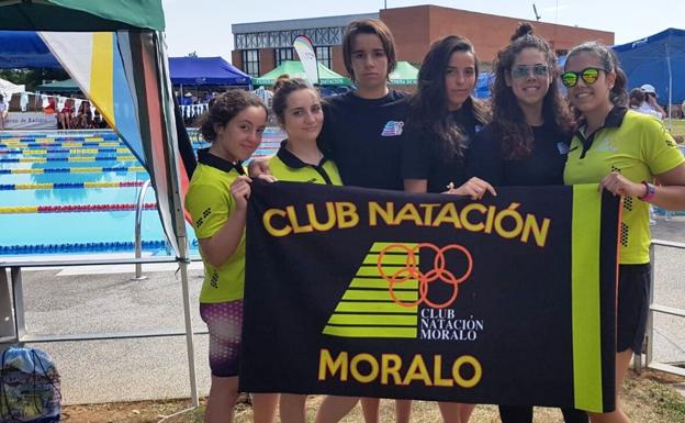 Representantes del Club Natación Moralo en Badajoz 