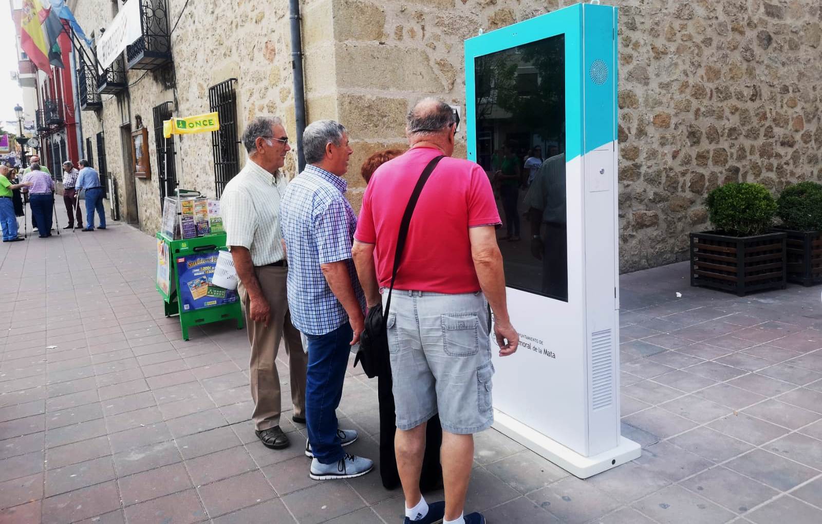 Tótem informativo instalado junto a la Casa de Comillas 