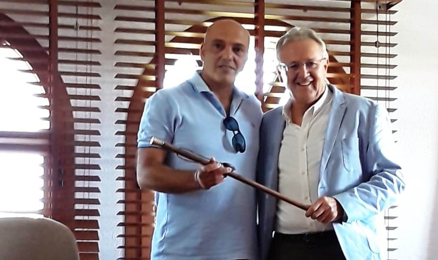 Benjamín Sánchez, uno de los alcaldes más veteranos de la zona, cede el bastón a Eugenio Trebejos 