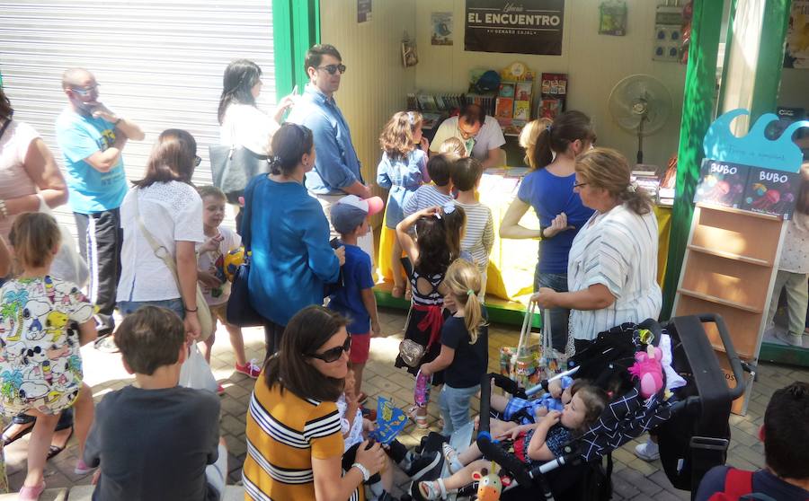 Firma de ejemplares en la Feria del Libro 