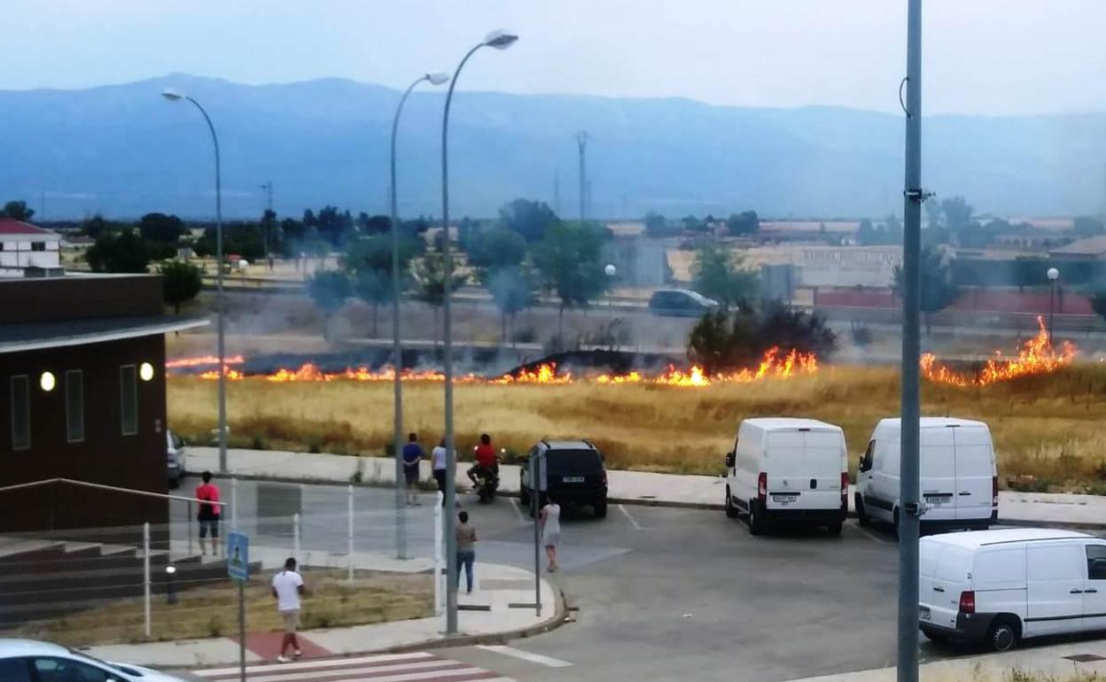 Los bomberos apagan rápidamente un incendio de pasto seco junto a la carretera Nacional V