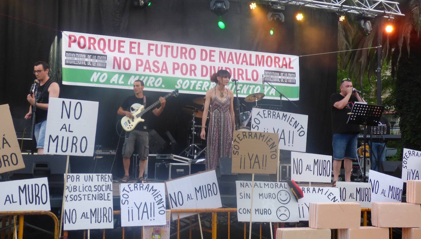 Que ADIF paralice la redacción del proyecto del tren de alta velocidad en superficie por el casco urbano y elabore uno nuevo que contemple el soterramiento, sin modificar el trazado, es la reivindicación unánime del millar de personas que se manifestó en la tarde del jueves en Navalmoral, convocados por la plataforma No al Muro con la colaboración del Ayuntamiento. El lema fue 'Porque el futuro de Navalmoral no pasa por dividirlo. No al muro. Soterramiento ya'.