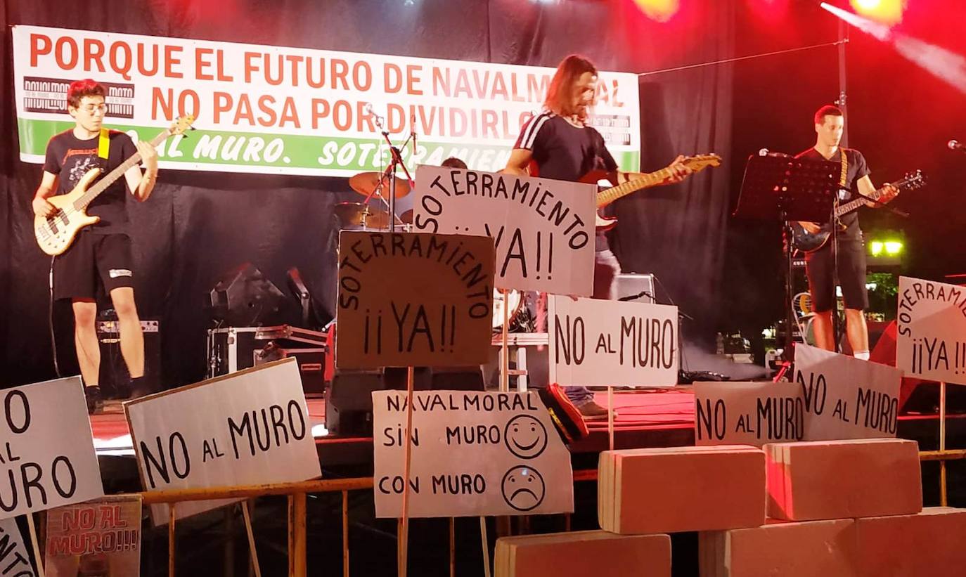Que ADIF paralice la redacción del proyecto del tren de alta velocidad en superficie por el casco urbano y elabore uno nuevo que contemple el soterramiento, sin modificar el trazado, es la reivindicación unánime del millar de personas que se manifestó en la tarde del jueves en Navalmoral, convocados por la plataforma No al Muro con la colaboración del Ayuntamiento. El lema fue 'Porque el futuro de Navalmoral no pasa por dividirlo. No al muro. Soterramiento ya'.