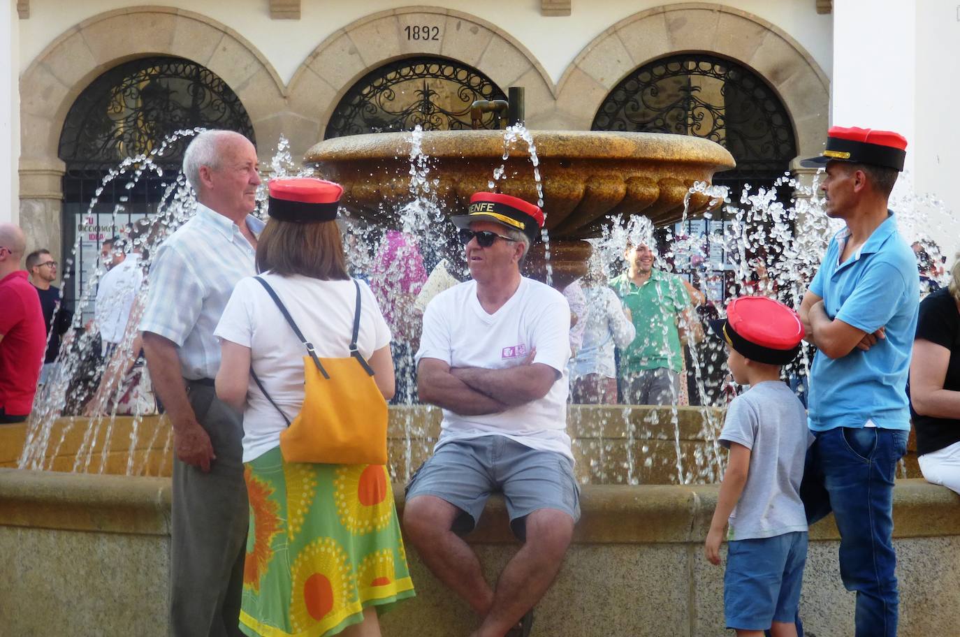 Que ADIF paralice la redacción del proyecto del tren de alta velocidad en superficie por el casco urbano y elabore uno nuevo que contemple el soterramiento, sin modificar el trazado, es la reivindicación unánime del millar de personas que se manifestó en la tarde del jueves en Navalmoral, convocados por la plataforma No al Muro con la colaboración del Ayuntamiento. El lema fue 'Porque el futuro de Navalmoral no pasa por dividirlo. No al muro. Soterramiento ya'.