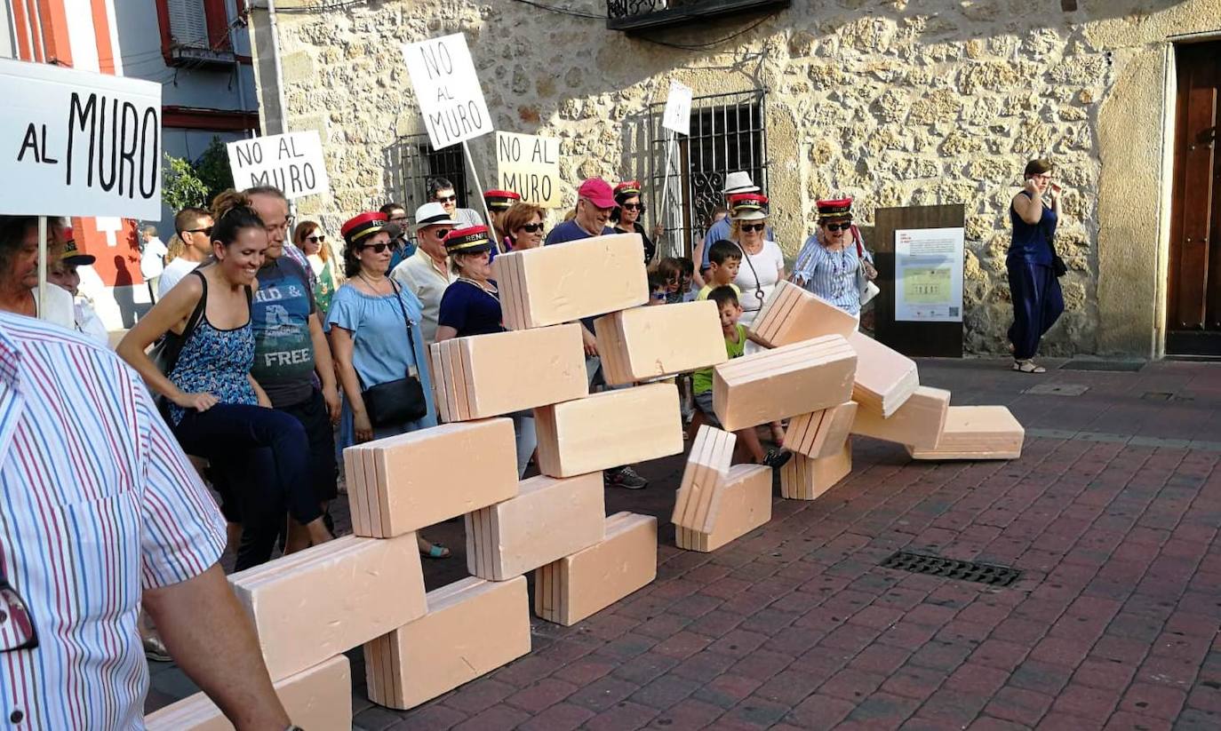 Que ADIF paralice la redacción del proyecto del tren de alta velocidad en superficie por el casco urbano y elabore uno nuevo que contemple el soterramiento, sin modificar el trazado, es la reivindicación unánime del millar de personas que se manifestó en la tarde del jueves en Navalmoral, convocados por la plataforma No al Muro con la colaboración del Ayuntamiento. El lema fue 'Porque el futuro de Navalmoral no pasa por dividirlo. No al muro. Soterramiento ya'.