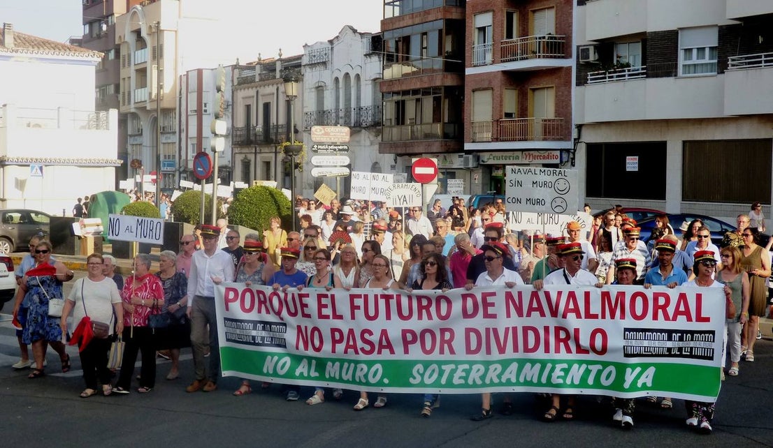 Que ADIF paralice la redacción del proyecto del tren de alta velocidad en superficie por el casco urbano y elabore uno nuevo que contemple el soterramiento, sin modificar el trazado, es la reivindicación unánime del millar de personas que se manifestó en la tarde del jueves en Navalmoral, convocados por la plataforma No al Muro con la colaboración del Ayuntamiento. El lema fue 'Porque el futuro de Navalmoral no pasa por dividirlo. No al muro. Soterramiento ya'.