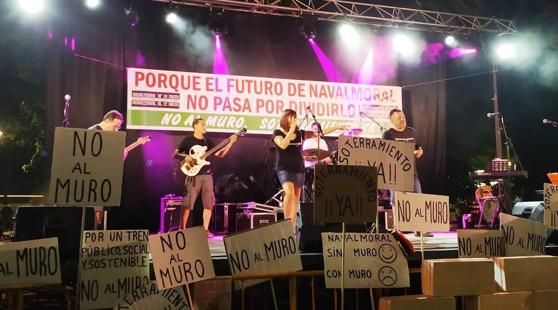 Que ADIF paralice la redacción del proyecto del tren de alta velocidad en superficie por el casco urbano y elabore uno nuevo que contemple el soterramiento, sin modificar el trazado, es la reivindicación unánime del millar de personas que se manifestó en la tarde del jueves en Navalmoral, convocados por la plataforma No al Muro con la colaboración del Ayuntamiento. El lema fue 'Porque el futuro de Navalmoral no pasa por dividirlo. No al muro. Soterramiento ya'.