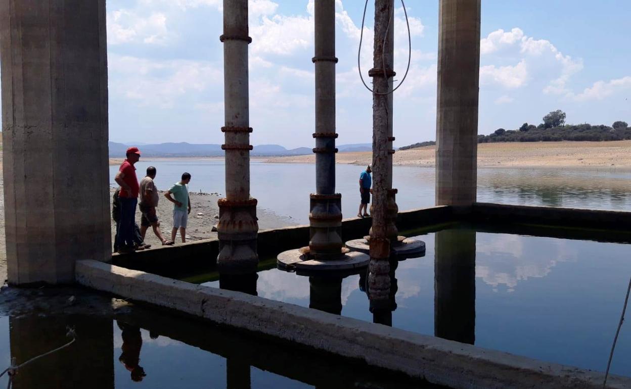 Toma de agua en el pantano de Valdecañas 