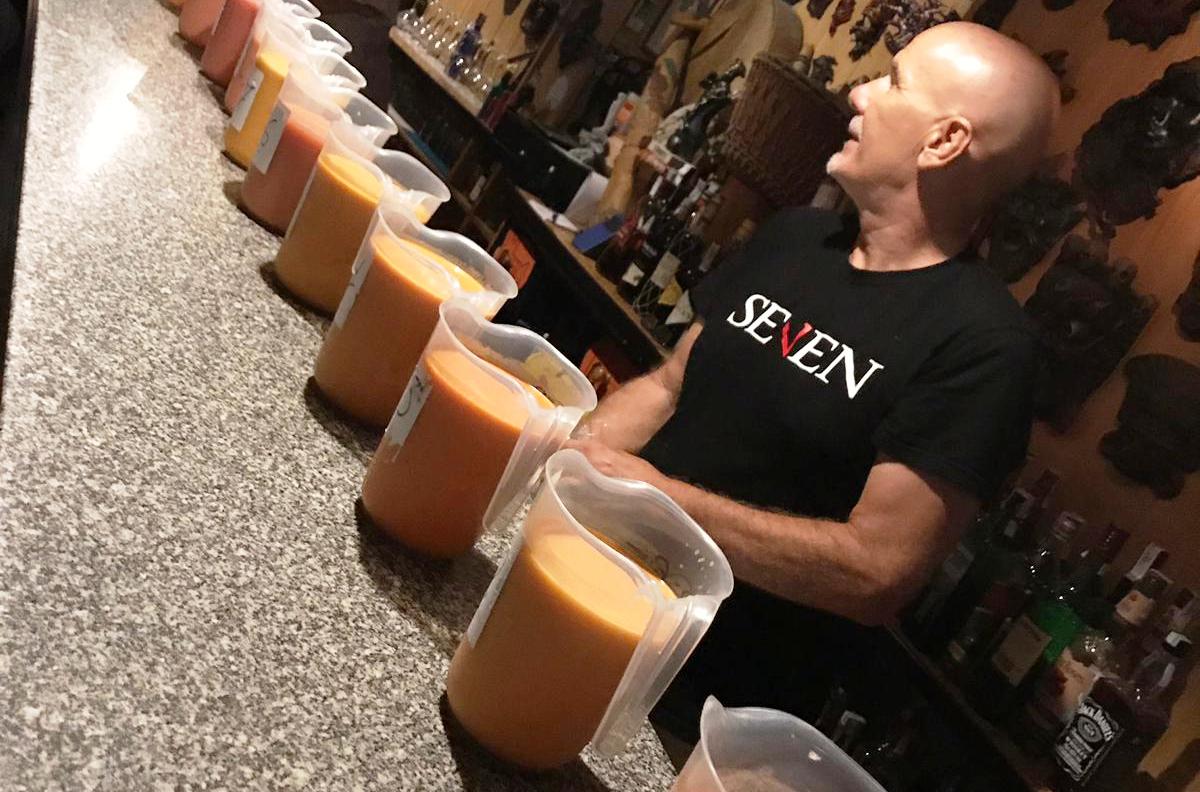 Los gazpachos preparados para ser degustados 
