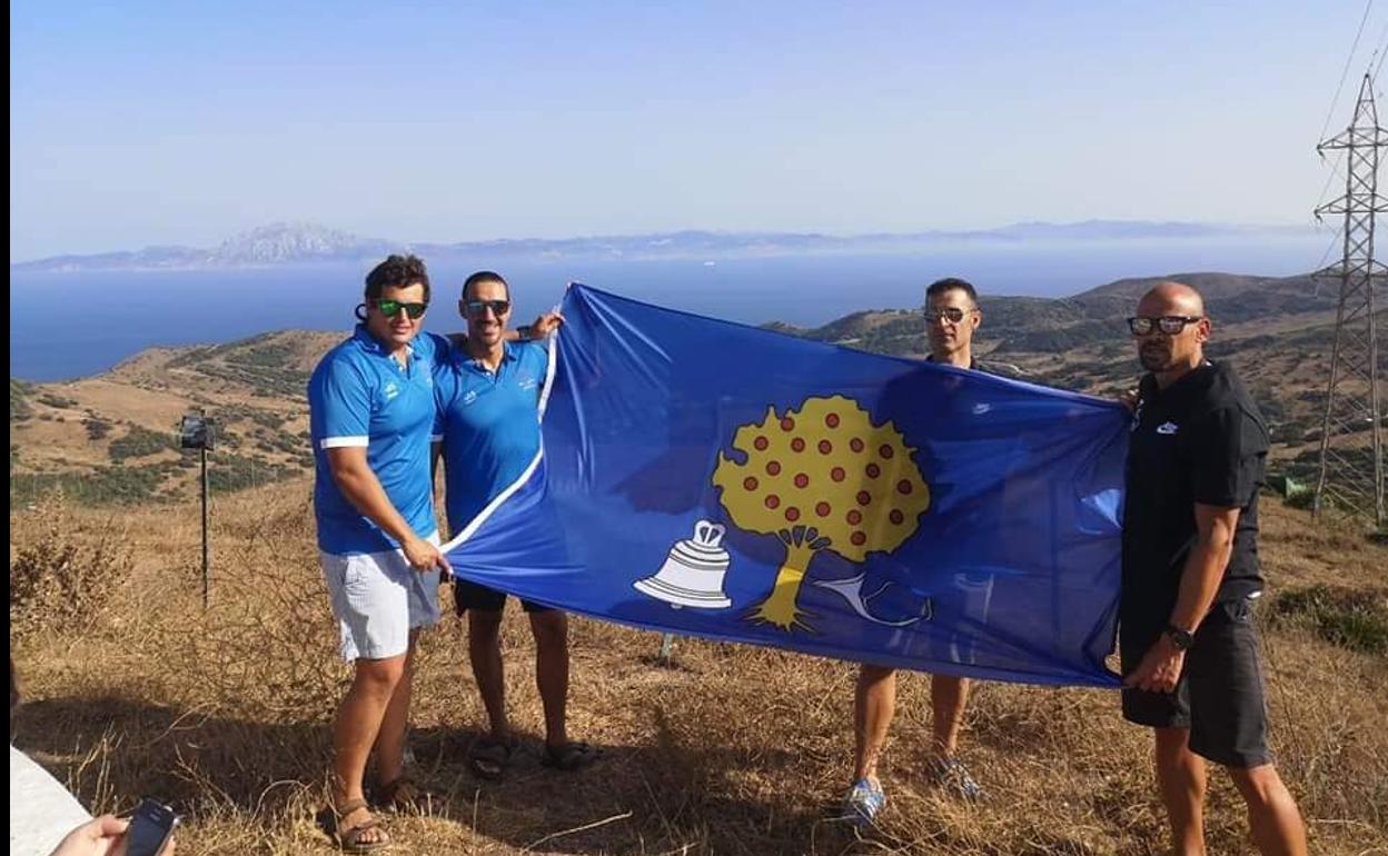 Los cuatro nadadores con la bandera de Navalmoral y Marruecos al fondo