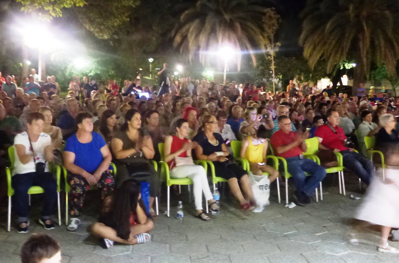 Por cuestión de fechas, el Festival Folklórico de los Pueblos del Mundo fue más extremeño que nunca en la edición que se celebró el domingo en el parque municipal, lleno de público de todas las edades. Por el escenario pasaron los coros y danzas de Madroñera -La Fuentona- y Pueblonuevo de Miramontes -Sueño de Gredos-, además de los organizadores, El Encinar, y Alconetara Folk, de Garrovillas. A ellos se unieron las integrantes del grupo local de danzas árabes y el conjunto de danzas folklóricas Costumbres y Tradiciones, de México.