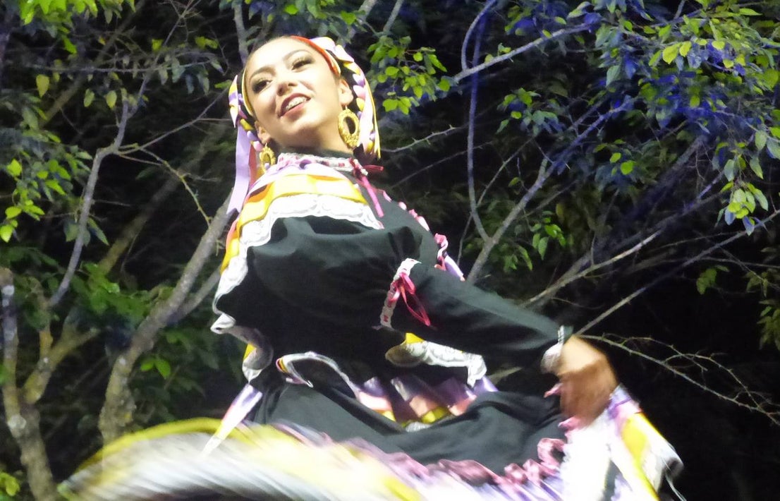 Por cuestión de fechas, el Festival Folklórico de los Pueblos del Mundo fue más extremeño que nunca en la edición que se celebró el domingo en el parque municipal, lleno de público de todas las edades. Por el escenario pasaron los coros y danzas de Madroñera -La Fuentona- y Pueblonuevo de Miramontes -Sueño de Gredos-, además de los organizadores, El Encinar, y Alconetara Folk, de Garrovillas. A ellos se unieron las integrantes del grupo local de danzas árabes y el conjunto de danzas folklóricas Costumbres y Tradiciones, de México.