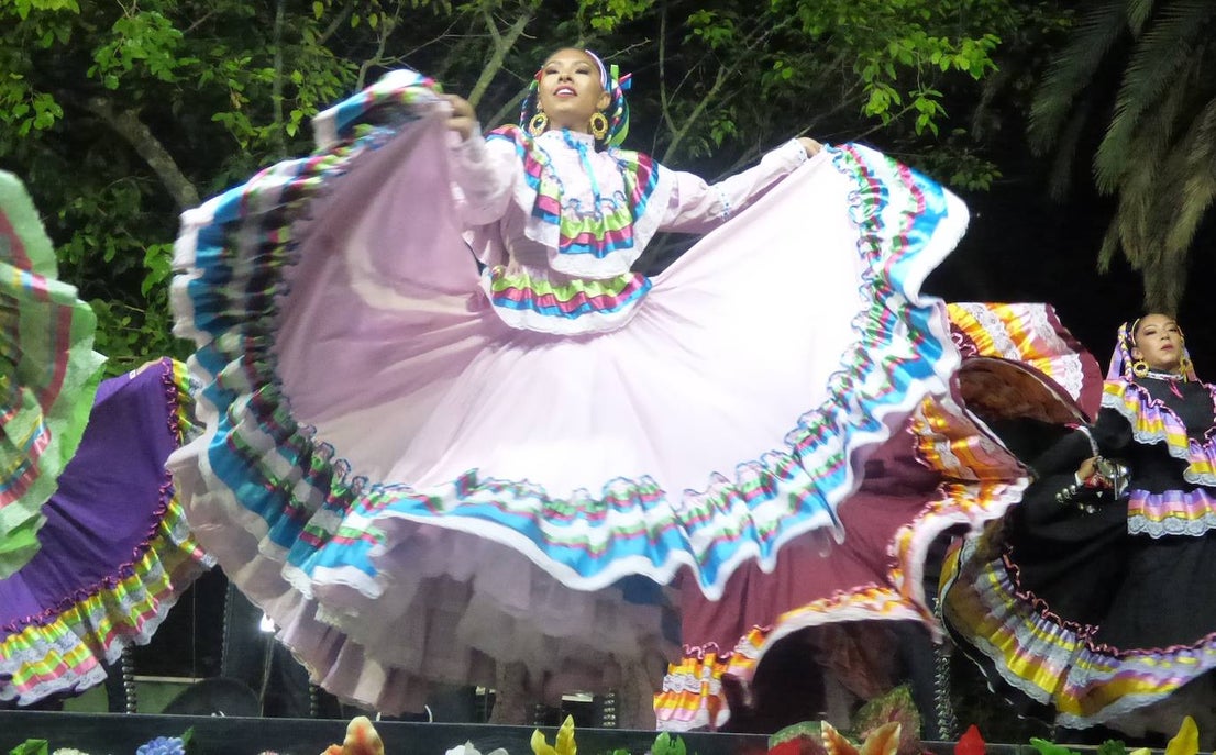 Por cuestión de fechas, el Festival Folklórico de los Pueblos del Mundo fue más extremeño que nunca en la edición que se celebró el domingo en el parque municipal, lleno de público de todas las edades. Por el escenario pasaron los coros y danzas de Madroñera -La Fuentona- y Pueblonuevo de Miramontes -Sueño de Gredos-, además de los organizadores, El Encinar, y Alconetara Folk, de Garrovillas. A ellos se unieron las integrantes del grupo local de danzas árabes y el conjunto de danzas folklóricas Costumbres y Tradiciones, de México.