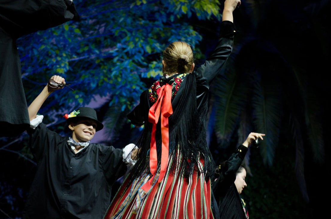 Por cuestión de fechas, el Festival Folklórico de los Pueblos del Mundo fue más extremeño que nunca en la edición que se celebró el domingo en el parque municipal, lleno de público de todas las edades. Por el escenario pasaron los coros y danzas de Madroñera -La Fuentona- y Pueblonuevo de Miramontes -Sueño de Gredos-, además de los organizadores, El Encinar, y Alconetara Folk, de Garrovillas. A ellos se unieron las integrantes del grupo local de danzas árabes y el conjunto de danzas folklóricas Costumbres y Tradiciones, de México.