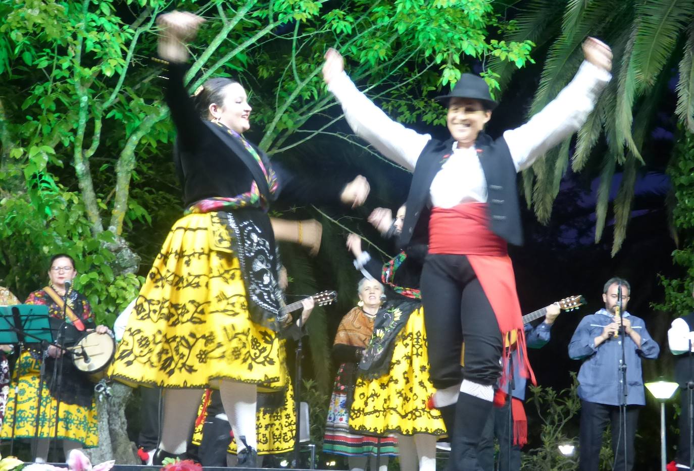 Por cuestión de fechas, el Festival Folklórico de los Pueblos del Mundo fue más extremeño que nunca en la edición que se celebró el domingo en el parque municipal, lleno de público de todas las edades. Por el escenario pasaron los coros y danzas de Madroñera -La Fuentona- y Pueblonuevo de Miramontes -Sueño de Gredos-, además de los organizadores, El Encinar, y Alconetara Folk, de Garrovillas. A ellos se unieron las integrantes del grupo local de danzas árabes y el conjunto de danzas folklóricas Costumbres y Tradiciones, de México.