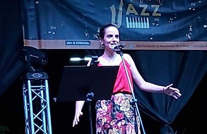 El parque municipal sonó a jazz el viernes y el sábado en la cuarta edición del Festival Navaljazz, con menos público del que merecía la categoría de los músicos que pasaron por el escenario -Iván San Juan, Las Negras del 45, Jaganda de Pedra y Miron Rfajlovic- pero está costando que este estilo de música prenda en Navalmoral. Eso sí, en la primera jornada fue numerosa la asistencia de dirigentes políticos, cargos públicos y representantes de la cultura de la zona ante la presencia de la consejera Nuria Flores en su primera intervención como tal en Navalmoral. En este reportaje gráfico de Noemí García Jiménez hacemos un repaso al festival.