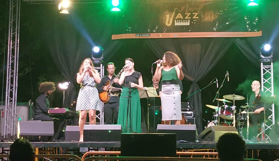 El parque municipal sonó a jazz el viernes y el sábado en la cuarta edición del Festival Navaljazz, con menos público del que merecía la categoría de los músicos que pasaron por el escenario -Iván San Juan, Las Negras del 45, Jaganda de Pedra y Miron Rfajlovic- pero está costando que este estilo de música prenda en Navalmoral. Eso sí, en la primera jornada fue numerosa la asistencia de dirigentes políticos, cargos públicos y representantes de la cultura de la zona ante la presencia de la consejera Nuria Flores en su primera intervención como tal en Navalmoral. En este reportaje gráfico de Noemí García Jiménez hacemos un repaso al festival.
