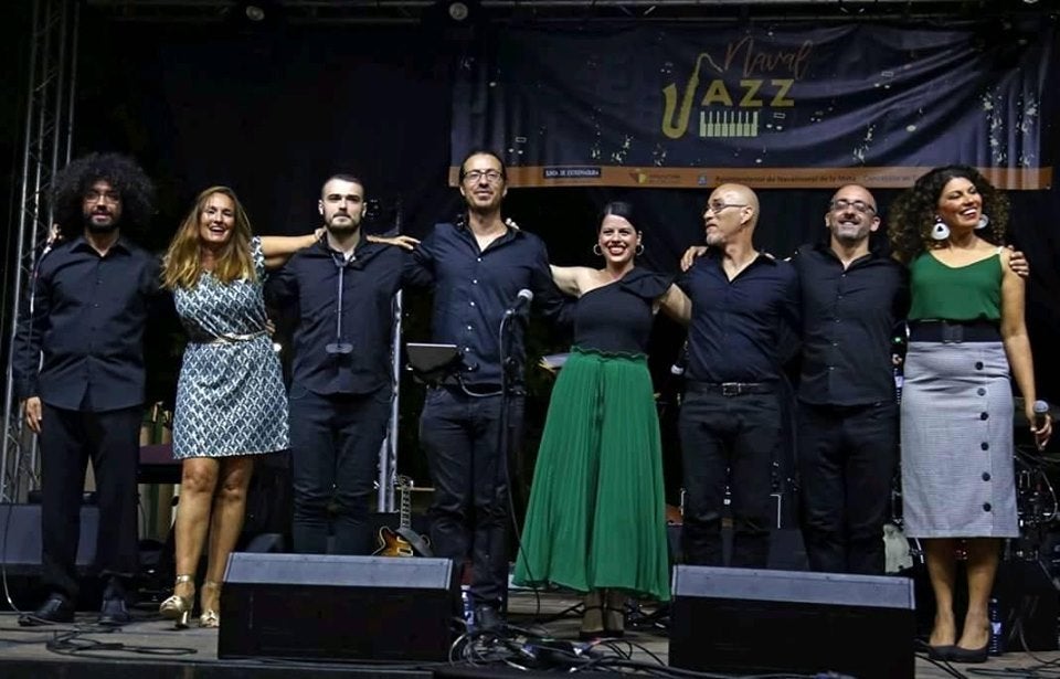 El parque municipal sonó a jazz el viernes y el sábado en la cuarta edición del Festival Navaljazz, con menos público del que merecía la categoría de los músicos que pasaron por el escenario -Iván San Juan, Las Negras del 45, Jaganda de Pedra y Miron Rfajlovic- pero está costando que este estilo de música prenda en Navalmoral. Eso sí, en la primera jornada fue numerosa la asistencia de dirigentes políticos, cargos públicos y representantes de la cultura de la zona ante la presencia de la consejera Nuria Flores en su primera intervención como tal en Navalmoral. En este reportaje gráfico de Noemí García Jiménez hacemos un repaso al festival.