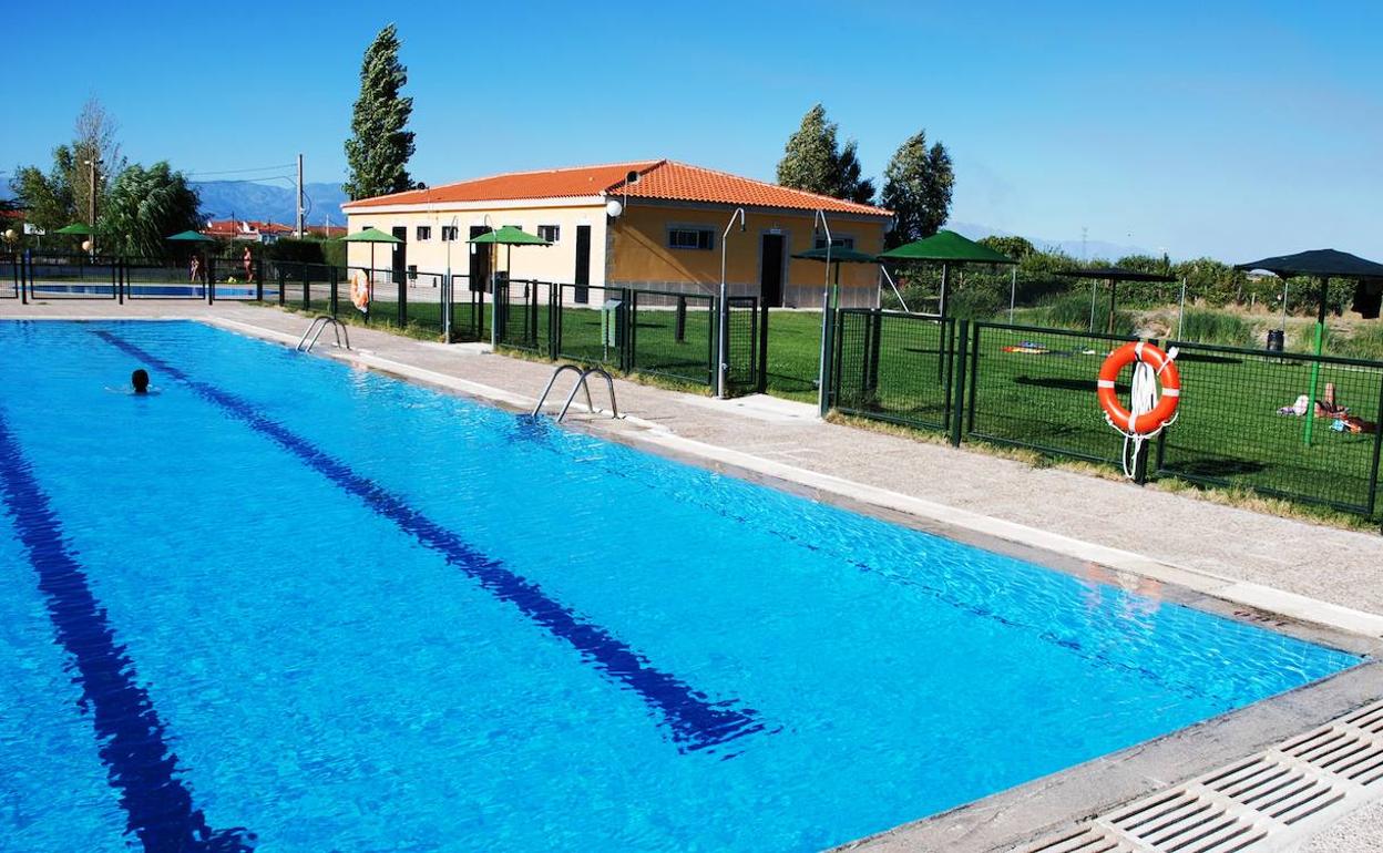 Los cuatro socorristas de la piscina de Saucedilla se dan de baja por los insultos y amenazas de algunos usuarios