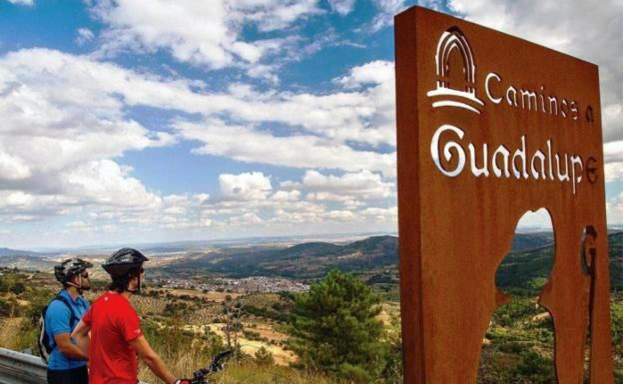 La Diputación marca con hitos el tramo cacereño del Camino Real a Guadalupe
