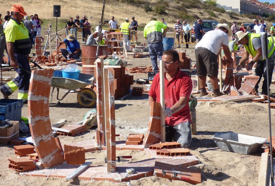 Mucho calor y mucho público en la calle, en las plazas, en bares y en terrazas y en la mayoría de las actividades realizadas. Así se podrían resumir, a grandes rasgos, las fiestas de San Miguel, aunque lógicamente cada uno hará su propio balance en función de lo que haya disfrutado. Porque también hay quien se queja del exceso de ruidos, de la acumulación de basuras y de la falta de civismo. Repasamos las fiestas en casi 30 fotografías, aunque podrían ser muchas más.