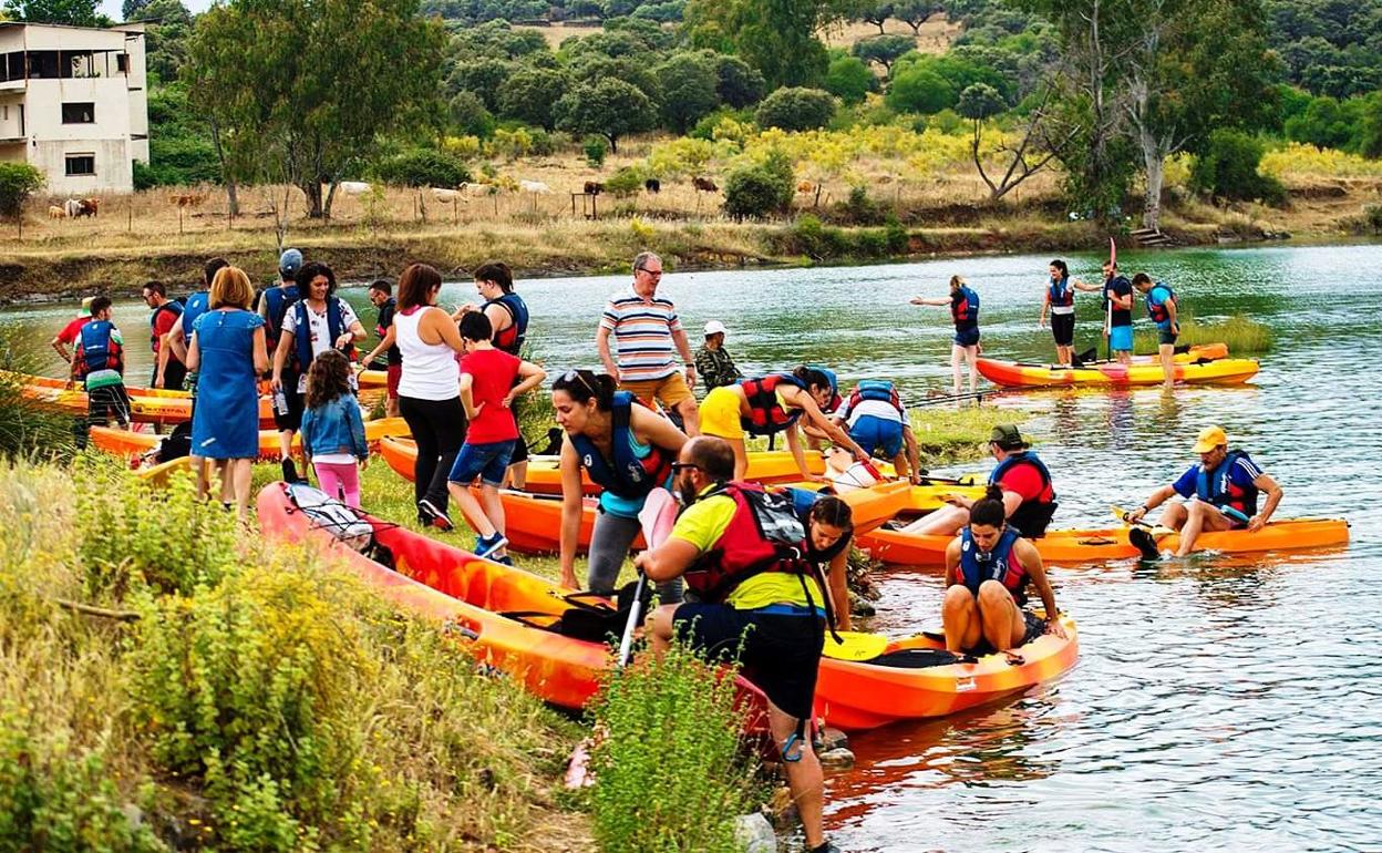 Romangordo organiza el VI descenso en kayak 'Puente de Albalat'