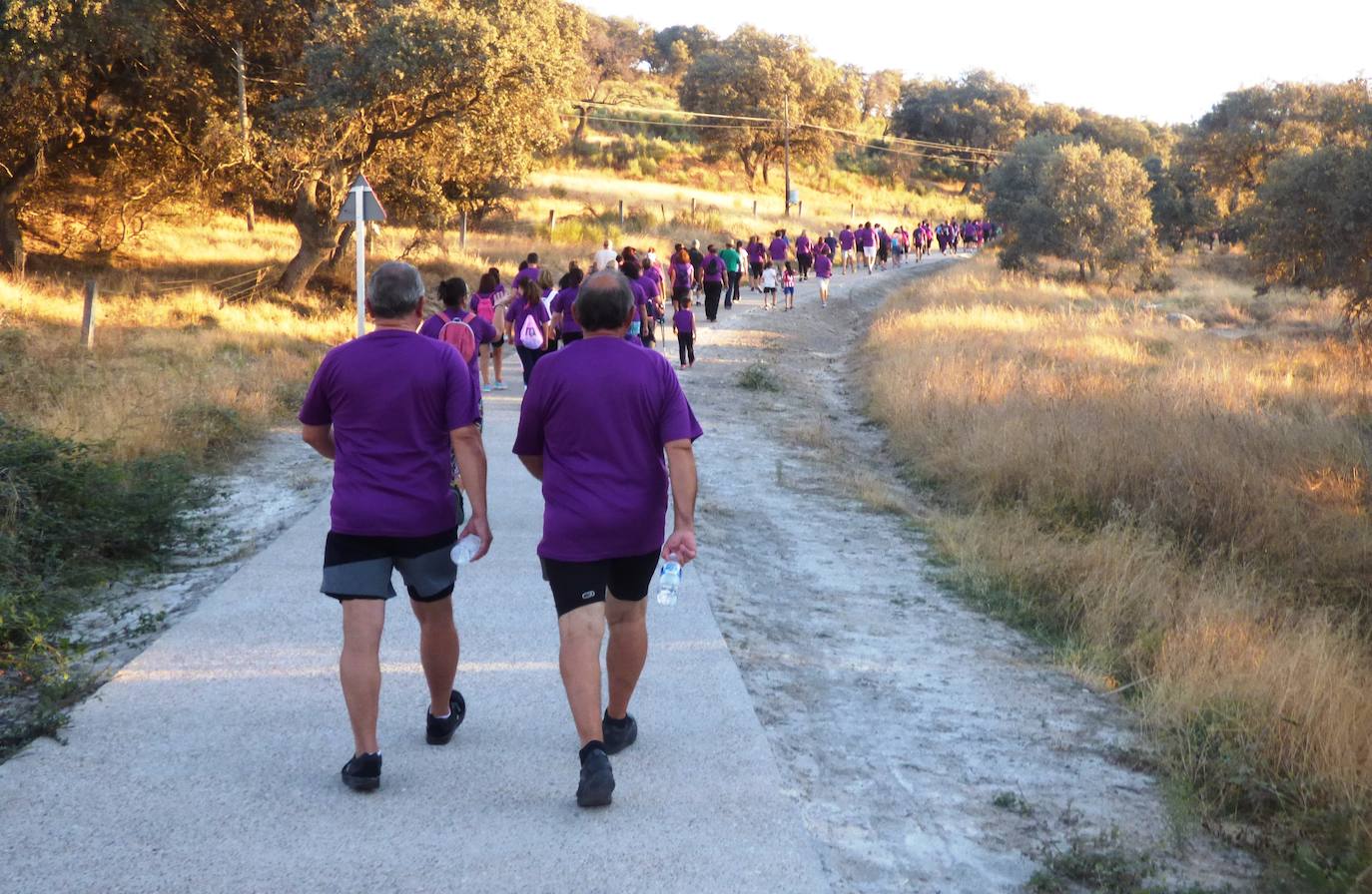 Cerca de 300 personas participaron el sábado en la I Marcha Nocturna Solidaria por el Alzheimer 'Camina hacia el recuerdo', organizada por AFACA con la colaboración de la concejalía de Salud, siguiendo el carril bici hasta Millanes, donde fueron recibidos por sus vecinos con una limonada y dulces al estar celebrando las fiestas de San Francisco. La ruta arroja un balance positivo, con algunos detalles a pulir en próximas ediciones.