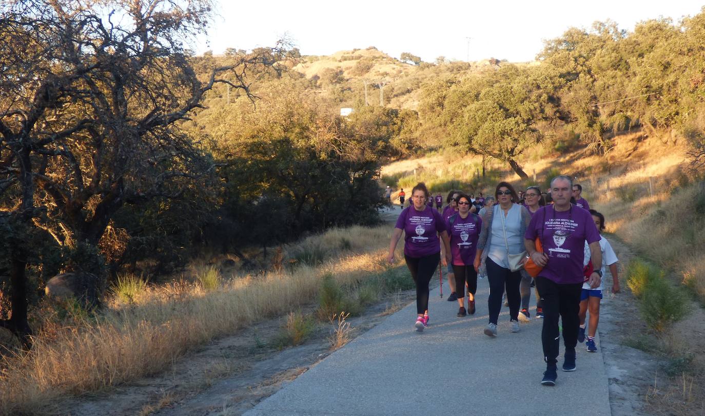 Cerca de 300 personas participaron el sábado en la I Marcha Nocturna Solidaria por el Alzheimer 'Camina hacia el recuerdo', organizada por AFACA con la colaboración de la concejalía de Salud, siguiendo el carril bici hasta Millanes, donde fueron recibidos por sus vecinos con una limonada y dulces al estar celebrando las fiestas de San Francisco. La ruta arroja un balance positivo, con algunos detalles a pulir en próximas ediciones.