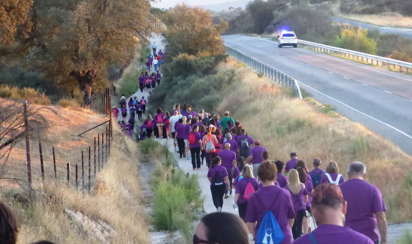 Cerca de 300 personas participaron el sábado en la I Marcha Nocturna Solidaria por el Alzheimer 'Camina hacia el recuerdo', organizada por AFACA con la colaboración de la concejalía de Salud, siguiendo el carril bici hasta Millanes, donde fueron recibidos por sus vecinos con una limonada y dulces al estar celebrando las fiestas de San Francisco. La ruta arroja un balance positivo, con algunos detalles a pulir en próximas ediciones.