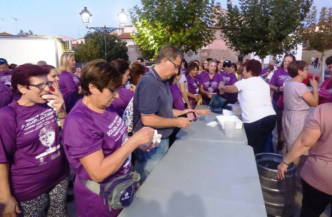 Cerca de 300 personas participaron el sábado en la I Marcha Nocturna Solidaria por el Alzheimer 'Camina hacia el recuerdo', organizada por AFACA con la colaboración de la concejalía de Salud, siguiendo el carril bici hasta Millanes, donde fueron recibidos por sus vecinos con una limonada y dulces al estar celebrando las fiestas de San Francisco. La ruta arroja un balance positivo, con algunos detalles a pulir en próximas ediciones.