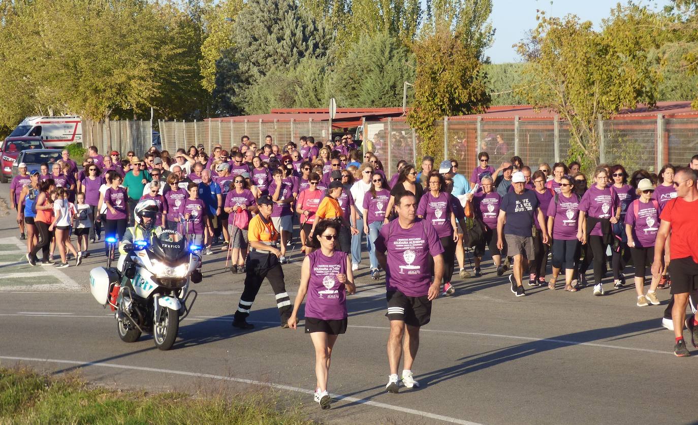 Cerca de 300 personas participaron el sábado en la I Marcha Nocturna Solidaria por el Alzheimer 'Camina hacia el recuerdo', organizada por AFACA con la colaboración de la concejalía de Salud, siguiendo el carril bici hasta Millanes, donde fueron recibidos por sus vecinos con una limonada y dulces al estar celebrando las fiestas de San Francisco. La ruta arroja un balance positivo, con algunos detalles a pulir en próximas ediciones.