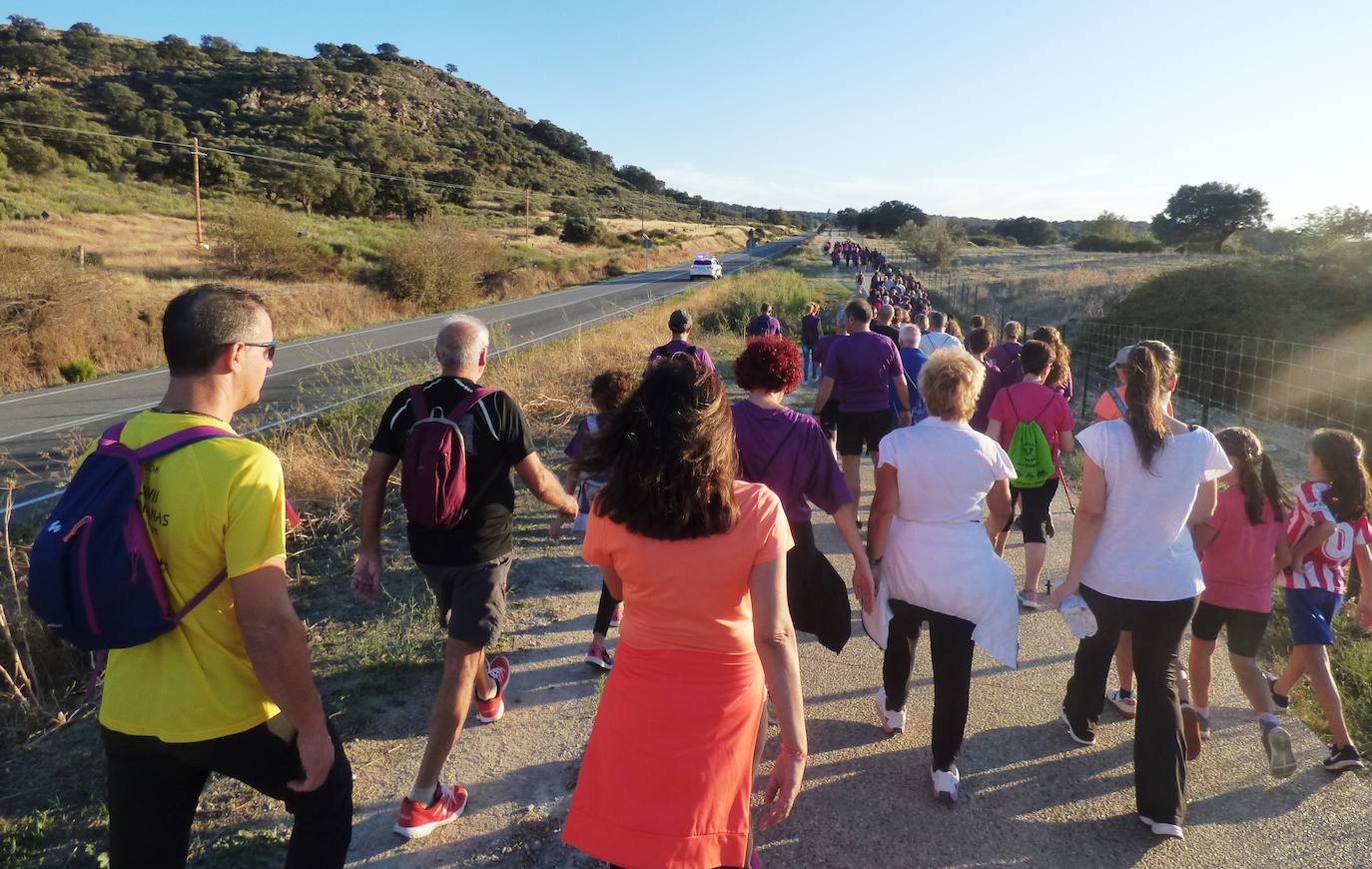 Cerca de 300 personas participaron el sábado en la I Marcha Nocturna Solidaria por el Alzheimer 'Camina hacia el recuerdo', organizada por AFACA con la colaboración de la concejalía de Salud, siguiendo el carril bici hasta Millanes, donde fueron recibidos por sus vecinos con una limonada y dulces al estar celebrando las fiestas de San Francisco. La ruta arroja un balance positivo, con algunos detalles a pulir en próximas ediciones.