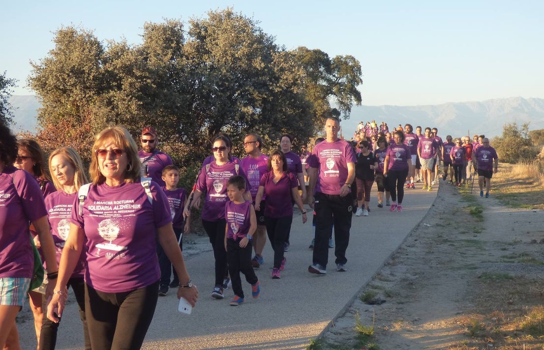 Cerca de 300 personas participaron el sábado en la I Marcha Nocturna Solidaria por el Alzheimer 'Camina hacia el recuerdo', organizada por AFACA con la colaboración de la concejalía de Salud, siguiendo el carril bici hasta Millanes, donde fueron recibidos por sus vecinos con una limonada y dulces al estar celebrando las fiestas de San Francisco. La ruta arroja un balance positivo, con algunos detalles a pulir en próximas ediciones.