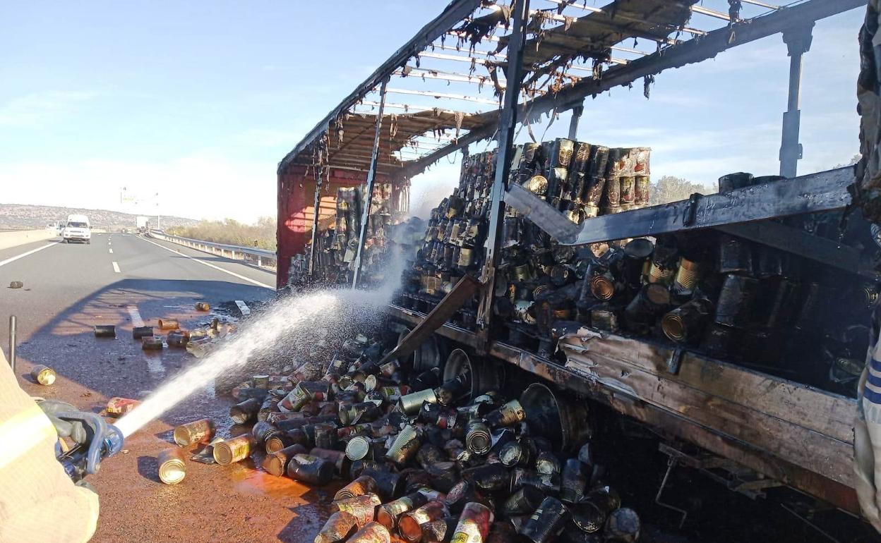 La autovía se abrió a primera hora del lunes tras incendiarse un camión con latas de tomate